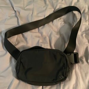BLACK LULULEMON BELT BAG